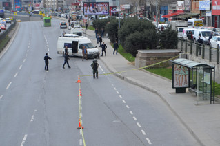 Büyükdere Caddesi Zincirlikuyu istikametinde Seyrantepe otobüs durağında laptop çantası gören vatandaşlar, içinde bomba olabileceği ihtimaline karşı polise bilgi verdi. Söz konusu adrese gelen polis ekipleri çevre güvenliği aldı. Durağın çevresini güvenlik şeridi ile kapatan polis, yolun iki şeridini de trafiğe kapattı. Olay yerine bomba imha uzmanı da geldi. Özel kıyafetini giyen bomba uzmanı şüpheli çantanın bulunduğu yere fünye yerleştirdi. Bu sırada trafik çift yönlü kesildi. Bomba uzmanı çantayı fünye ile patlattı.