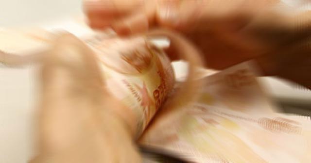 Danıştay İdari Dava Daireleri, sayıları 112 milyonu aşan banka hesabından 'işletim ücreti' alınmasının yürütmesini durdurdu.
