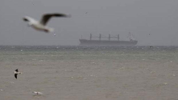 Poyraz, Marmara Denizi'nde ulaşımı olumsuz etkiledi. Hızı zaman zaman 90 kilometreye ulaşan fırtına nedeniyle şilep ve tankerler, Şarköy sahiline demirledi.