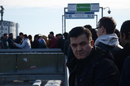 Trafik sebebiyle metrobüs duraklarında da yoğunluk oluştu. Metrobüsle işe gitmek isteyen vatandaşlar duraklarda yoğunluğa neden oldu.