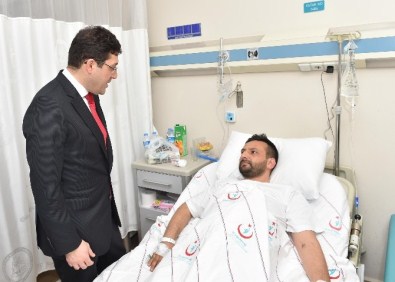 Beşiktaş Belediye Başkanı Murat Hazinedar, Cumartesi günü İstiklal Caddesi’nde yaşanan canlı bomba saldırısında yaralanan vatandaşları ziyaret ederek geçmiş olsun dileklerinde bulundu.