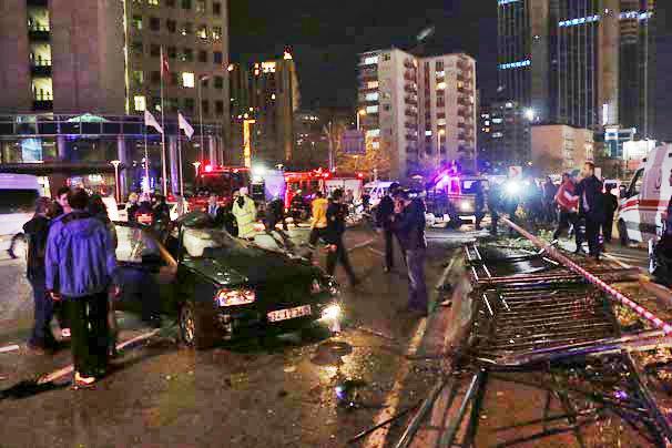 Beşiktaş’ta aşırı hız yapan bir otomobil sürücüsünün kontrolünü kaybederek karşı şeritte bulunan başka bir otomobilinin üzerine düşmesi sonucu meydana gelen kazada 1 kişi hayatını kaybetti, 2 kişi yaralandı. Polis olayla ilgili soruşturma başlattı.