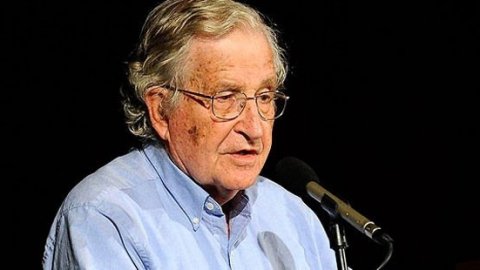 Chomsky, IŞİD’i doğuşuna ABD’nin 2003’teki Irak işgalinin ve devamındaki Ortadoğu politikalarının sebep olduğunu belirtti.