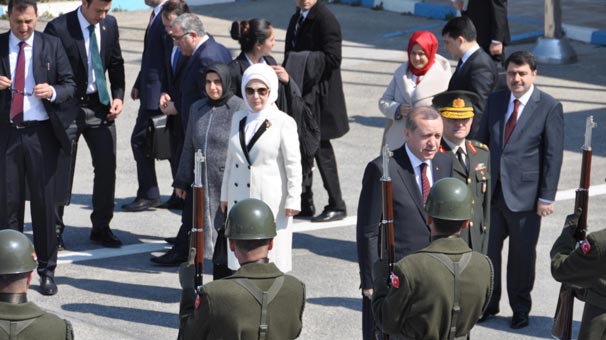 Cumhurbaşkanı Recep Tayyip Erdoğan’ı uğurlamak için de Cumhurbaşkanlığı Genel Sekreteri Fahri Kasırga, İstanbul Valisi Vasip Şahin, Ak Parti İstanbul İl Başkanı Selim Temurci, Ak Partili Beyoğlu Belediye Başkanı Ahmet Misbah Demircan ile yine Ak Partili Fatih Belediye Başkanı Mustafa Demir ve askeri yetkililer apronda bekledi.