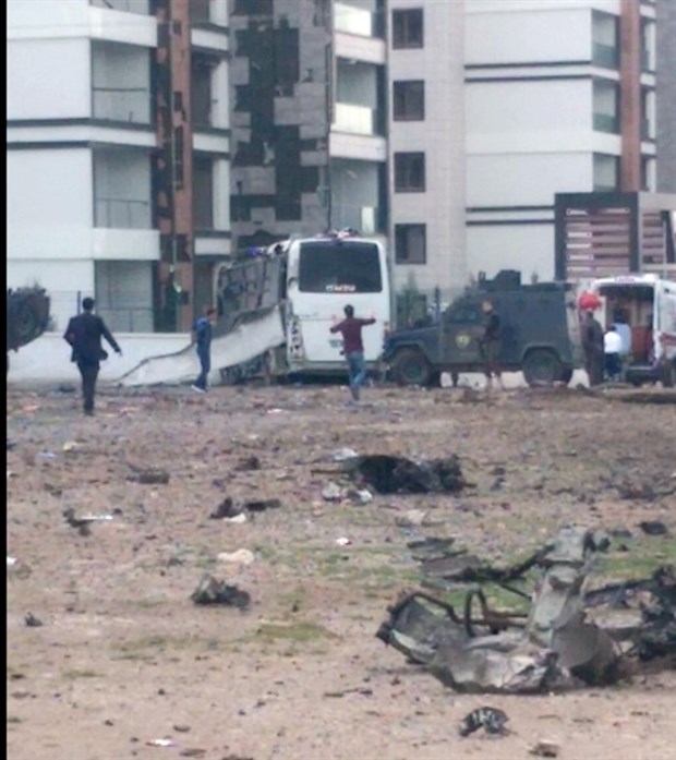 Diyarbakır’da Otogar mevkii 3. sanayi bölgesi karşısında polis servis aracına yönelik bombalı araçla saldırı düzenlendi.