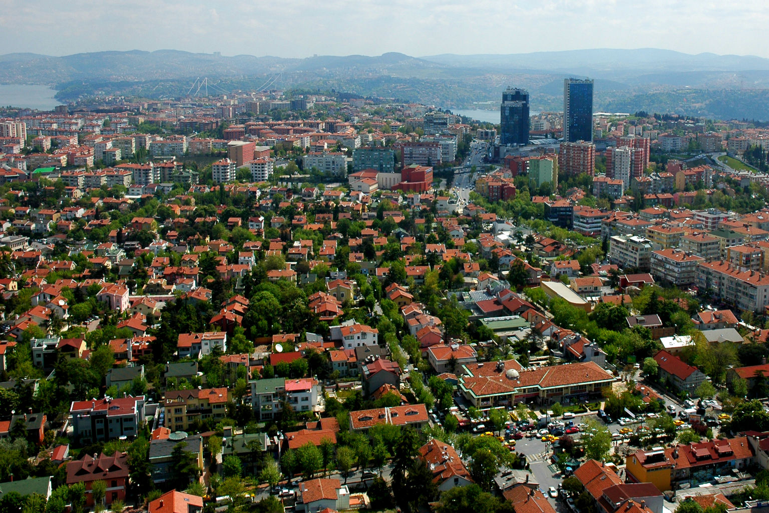 Etiler’in çehresi değişecek Konut ve ticari potansiyeldeki taşınmazların yoğun ilgi gördüğü ilçede 34 bin 280 metrekarelik arsa üzerine inşa edilen ve 33 bloktan 364 daireden oluşan Petrol Sitesi, 96 dönüm arazi üzerine kurulu 424 dairelik Uçaksavar Sitesi ve 450 daireden oluşan 50 yıllık Belediye Sitesi’nin kentsel dönüşüm anlaşmalarının imzalandığına dikkat çeken Altıntaş; “Önümüzdeki dönemde 1950’li yıllarda inşa edilen toplu konut projeleri, kentsel dönüşüm faaliyetleri kapsamında yenilenecek ve İstanbul’un lüks semti şimdi de yeni ve iddialı projelerle bölge değerine değer katacak gibi gözüküyor” yorumunu yaptı.