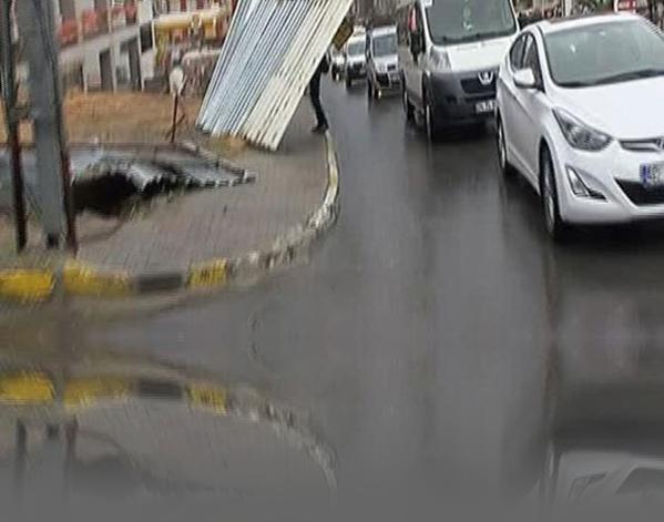 İstanbul'da etkili olan fırtına, sabah işlerine gitmek isteyen vatandaşlara zor anlar yaşattı. Maltepe Orhangazi Caddesi'nde bir otobüs durağında bekleyen vatandaşlar, üzerilerine devrilen inşaat panelleri ile bir anda şok yaşadı. Panelleri omuzlayan vatandaşlar, ilginç görüntüler oluşturdu. Otobüs durağına devrilen panaller, vatandaşların çabasıyla yere yatırıldı.