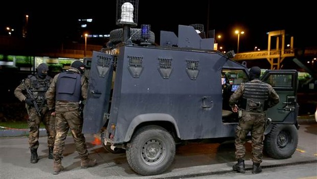 İstanbul'da "terör örgütü PKK'ya üye olma" suçlamasıyla yapılan operasyonlarda aralarında avukatların da bulunduğu 30 kişi gözaltına alındı. Toplam 49 kişi hakkında yakalama ve gözaltı kararı bulunuyor.