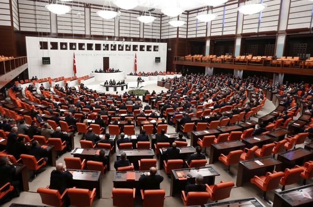 Başbakan Ahmet Davutoğlu’nun bütçe görüşmeleri sonrasında dokunulmazlık fezlekelerinin gündeme alınacağı açıklamasının ardından gözler Meclis’e çevrildi. HDP milletvekillerinin dokunulmazlığının kaldırılması için MHP’den destek alan AK Parti, tek başına da dokunulmazlıkları kaldırabilecek sandalye sayısına sahip bulunuyor. Bu nedenle, getirilen fezlekelerde dokunulmazlıkların kaldırılmasına kesin gözüyle bakılıyor.