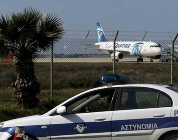 Mısır Havayolları, kaçırılan uçaktaki 5 yabancı yolcu ve 7 kişilik mürettebat hariç tüm yolcuların serbest bırakıldığını açıkladı.