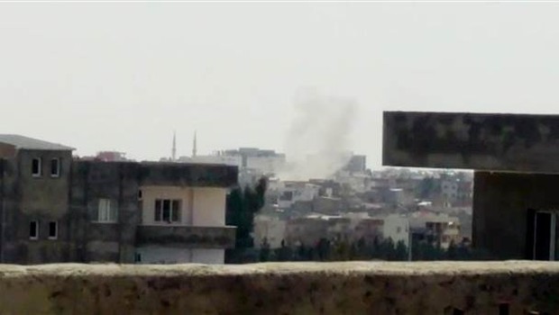 Mardin’in Nusaybin İlçesi'nde, güvenlik güçlerinin operasyon düzenlediği binaya girişi sırasında yaşanan patlamada bir asker şehit oldu, 4 asker yaralandı.