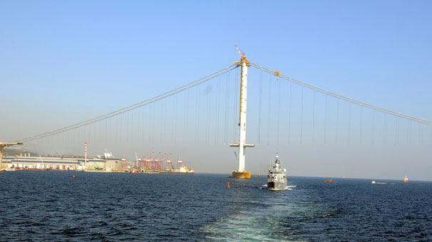 İstanbul-İzmir arasını 3,5 saate indirecek Gebze-İzmir Otoyolu Projesi'nin en önemli geçiş noktası olan İzmit Körfez Geçişi Köprüsü'nün inşaatı hızla devam ediyor. Köprü’de orta açıklığa tabliyelerin montajı gerçekleşirken, projenin tamamlanmasıyla birçok bölgenin değerinin artması bekleniyor