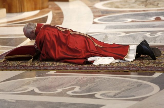 Papa, törendeki konuşmasında, çileli ölümüne atfen, İsa’nın haçını bugün başı kesilerek, diri diri yakılarak öldürülen Hristiyan kardeşlerinde gördüklerini kaydetti