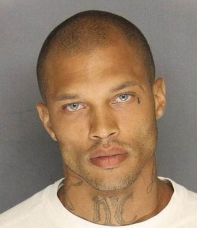 Yasadışı silah bulundurmak suçundan Haziran 2014'te ceza alan ABD’li mahkûm Jeremy Meeks'in Facebook’ta yayımlanan 'sabıka kaydı' fotoğrafı 100 binden fazla kişi tarafından beğenilmişti.