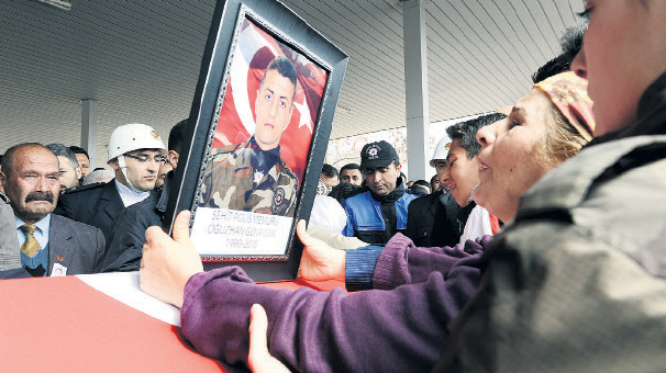 Mardin Nusaybin’de önceki gün çıkan çatışmalarda şehit olan özel harekat polisi Oğuz Günaydın (26) ile Uzman Çavuşlar Bilal Kurtoğlu (37) ve Süleyman İyikul (32) son yolculuklarına uğurlandı.