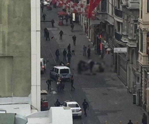 Galatasaray Meydanı'ndan ve Taksim Meydanı'ndan caddeye girişler kapatıldı. Saldırgan veya saldırganların burada olabileceği yönündeki ihbarın üzerine polis ara sokaklarda da çalışma başlattı.