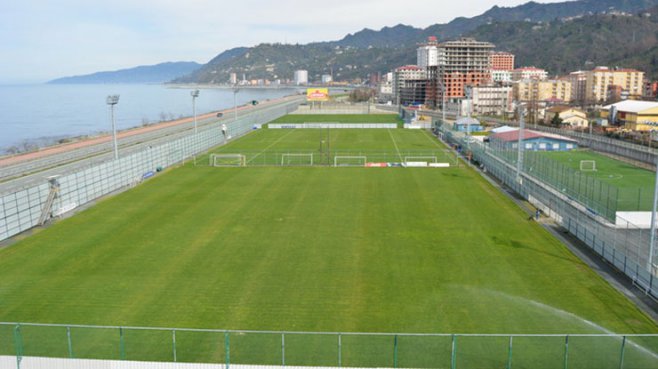 Karadeniz’de bu akşam Rize’yle, 2 gün sonra da Trabzonspor’la karşılaşacak olan Beşiktaş’a, bu iki takım da tesislerini açtı. Üst üste gelen bu teklifleri memnuniyetle kabul eden Siyah-Beyazlılar, yarınki idmanını Mehmet Cengiz Tesisleri’nde, pazartesi de Mehmet Ali Yılmaz’da yapacak.