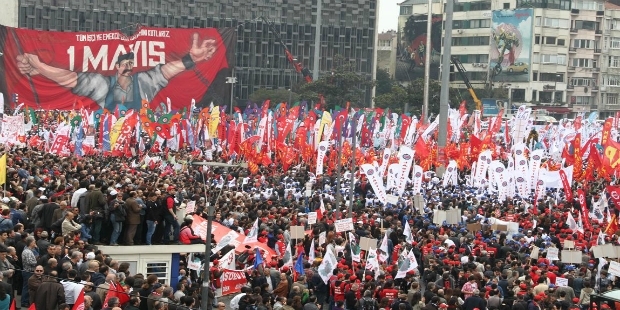 1 Mayıs’a sayılı günler kala, İstanbul’daki kutlamaları Taksim Meydanı’nda yapmak için başvuruda bulunan Memur Sen’in talebi reddedildi. Memur- Sen talebin reddedilmesinin ardından bir kez daha Taksim için valiliğe başvuruda bulunurken, ikinci kez yapılan başvuruya henüz yanıt gelmedi.