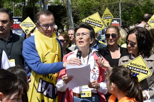 İstanbullular, Bebek Sahili’nde yapılması planlanan Tekne Park’a karşı protesto ve kamuoyunu bilgilendirme amacıyla Bebek Parkı’nda kurulan imza standında bir araya geldi.