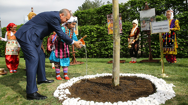 25 farklı ülkeden 332 çocuğun misafir olarak ağırlandığı kabulde, Kosova, Moğolistan ve Namibyalı çocuklar tarafından gösteriler gerçekleştirildi, Azerbaycan’dan gelen çocuklar tarafından dünya çocukları adına konuşmalar yapıldı. Kendisine dünya çocukları adına hediye edilen şarkının da icra edildiği programda Cumhurbaşkanı Erdoğan, ağırladığı ve çeşitli hediyeler takdim ettiği yabancı küçük misafirlerine hitaben bir konuşma yaptı. '23 Nisan Ulusal Egemenlik ve Çocuk Bayramı sevincimizi, buraya kadar gelerek, bizlerle paylaştığınız için, her birinize her birinize şahsım milletim ve tüm Türk çocukları adına teşekkür ediyorum. Dünyada, çocuklara armağan edilmiş tek millî bayram olan 23 Nisan’ın coşkusunu sizlerle birlikte yaşamaktan memnuniyet duyuyoruz' diyerek sözlerine başlayan Cumhurbaşkanı Erdoğan, çocukların 23 Nisan Çocuk Bayramlarını kutladı.