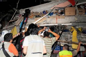 Ekvador açıklarında meydana gelen 7,8 büyüklüğünde depremde en az 77 kişi hayatını kaybetti. Ölü sayısı her geçen dakika daha da artıyor.