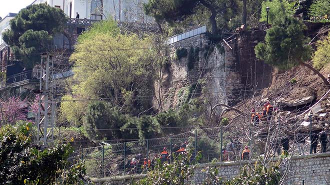 Gülhane Parkı'nda meydana gelen göçükte 2 kişinin öldüğü, 5 kişinin ise yaralandığı öğrenildi.