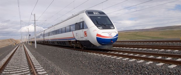 Hızlı tren saatleri yeniden düzenlendi. Gelen yoğun talep nedeniyle Ankara ile İstanbul arasındaki Yüksek Hızlı Tren sefer sayısı günde 10'dan 12'ye çıkarılacak.