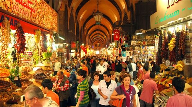 İstanbul, geçtiğimiz yıl yayınlanan uluslararası turizm verilerine göre, birçok önemli şehri geride bırakarak hem gelir hem de tek günlük konaklama sırasında ilk 10 şehir arasında yer alıyor.