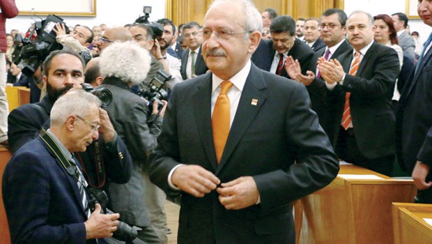 CHP Genel Başkanı Kemal Kılıçdaroğlu, Ensar Vakfı’yla ilgili çıkışlarını dün “İtiraz ettim, ‘Ensar Vakfı’nın önüne neden yatıyorsunuz’ dedim. Koro halinde itirazlar, siyah çelenkler... O çelengi götüreceksin, Ensar Vakfı’nın, KAİMDER’in önüne koyacaksın” sözleriyle sürdürdü.