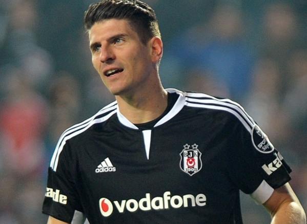 Beşiktaş’ın sezon başında, büyük bir manevra ve sözleşmesel manevrayla transfer ettiği Mario Gomez, gelecek yıl siyah­-beyazlılarda kalacak mı?