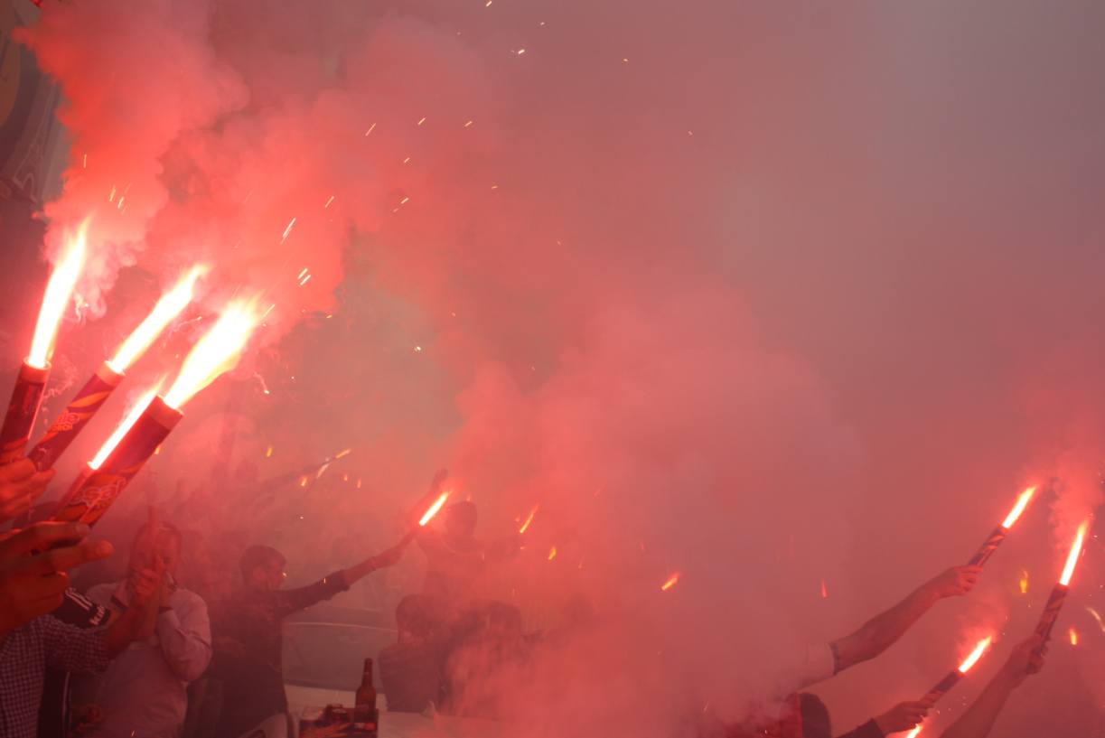 SPOR: Beşiktaş yanıyor!.. Taraftar meşaleyle yürüyor!..