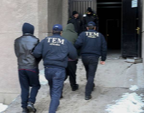 İstihbarat ve Terörle Mücadele Şube Müdürlüğü ekipleri, İzmir ve İstanbul'da belirlenen 15 adrese eş zamanlı operasyon düzenledi. Operasyonda 2'si İstanbul'da, 13'ü İzmir'de toplam 15 kişi gözaltına alınırken 4 av tüfeği, IŞİD'e ait dokümanlar ele geçirildi. Gözaltına alınan kişilerin IŞİD adına faaliyet yürüttükleri, Suriye'ye geçerek terör örgütü adına çatışmalara katıldıkları, çatışma bölgelerine eleman gönderdikleri, 2015'de Adana ve Mersin'de HDP'ye yönelik bombalı eylem yapan ve canlı bomba olma ihtimali nedeniyle aranan Savaş Yıldız'ı eğittikleri iddia edildi.