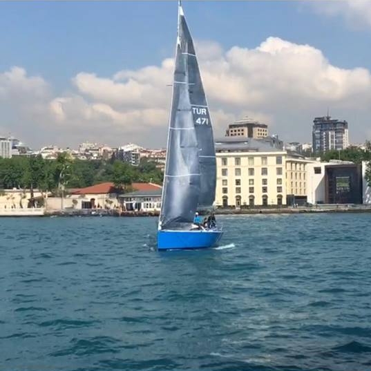 "İstanbul Beşiktaş'ta yelkenliler gövde gösterisi yaptı."