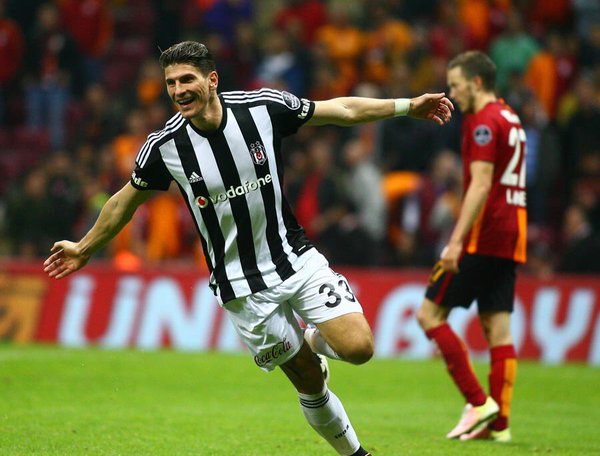 siyah beyazlılar Mario Gomez ile öne geçmeyi başardı