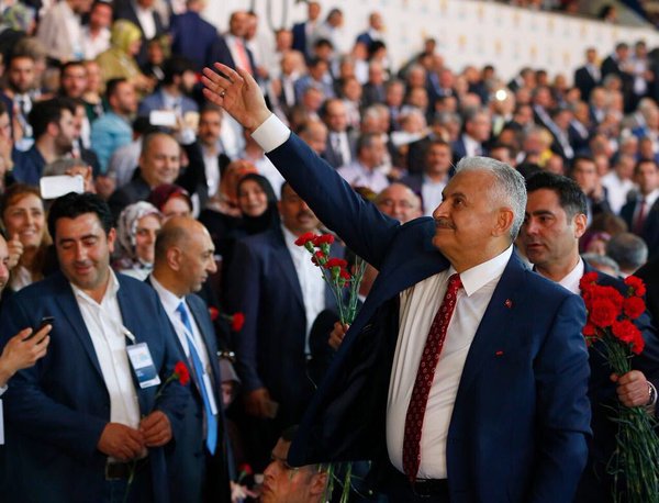 Binali Yıldırım 1405 oyla AK Parti genel başkanı seçildi.