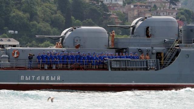 Boğaz'da ilginç görüntü: Rus savaş gemisinde şortlu askerler!