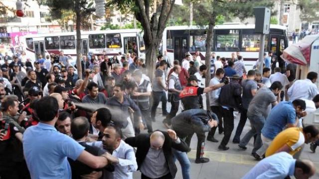 Elazığ'da öğretmenevi toplantı salonunda yapılan Vartaş Elazığspor kongresi meydan savaşına döndü.