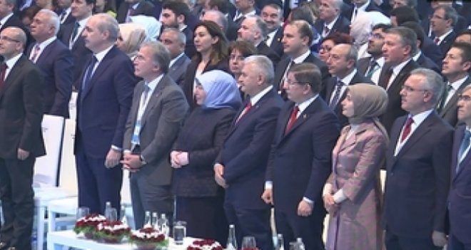Erdoğan'ın mesajını tüm salon ayakta dinledi