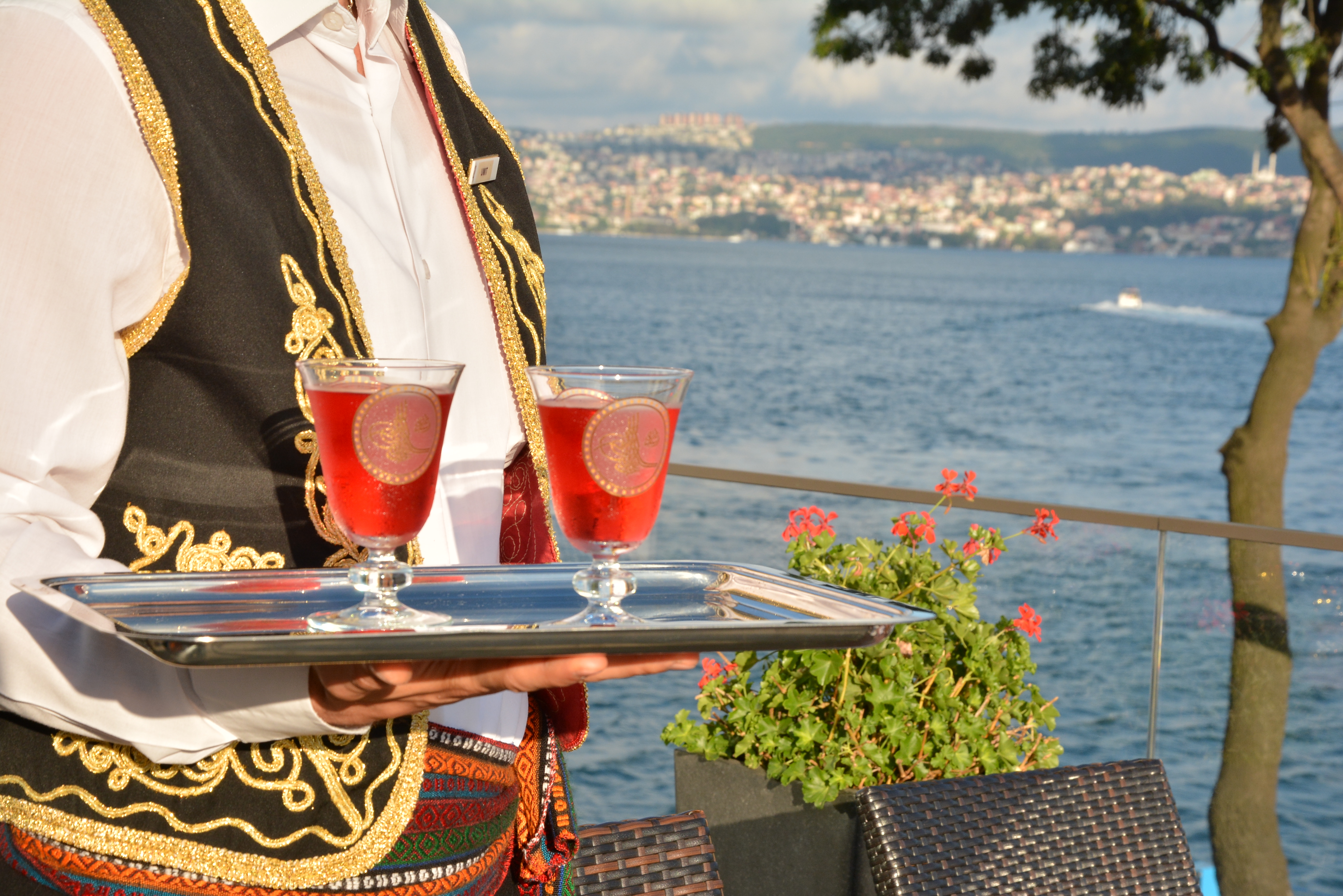 Boğaz’a hakim manzarada iftar iştah açıyor