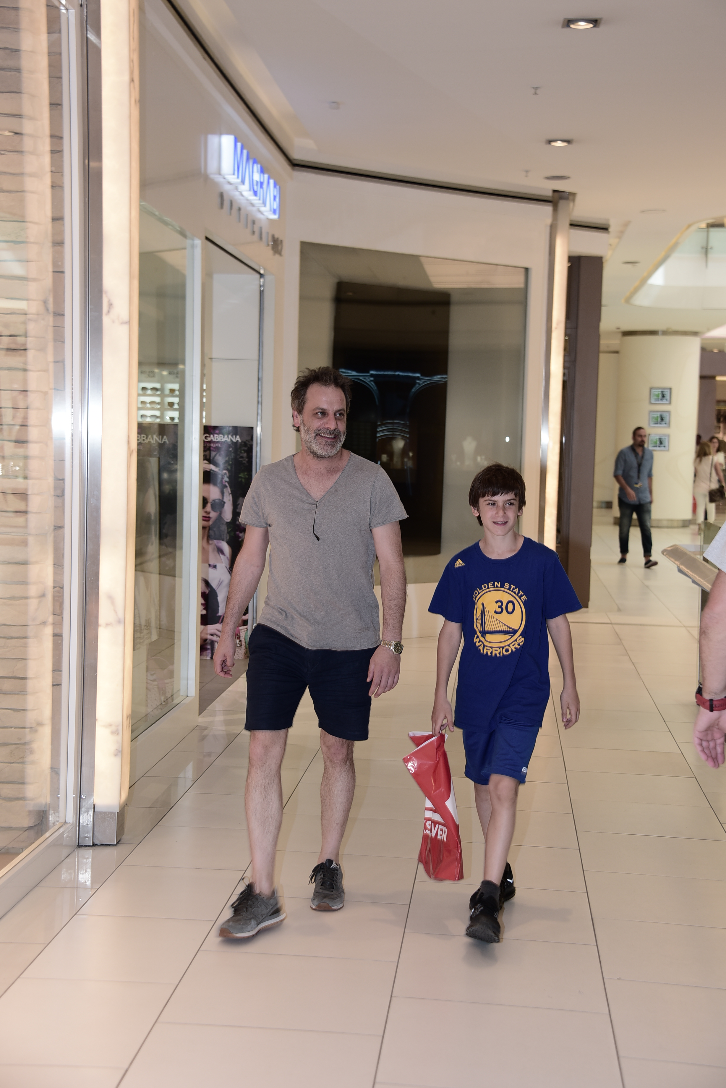 Ozan Güven oğlu Ali Ateş için tatil alışverişi yaptı