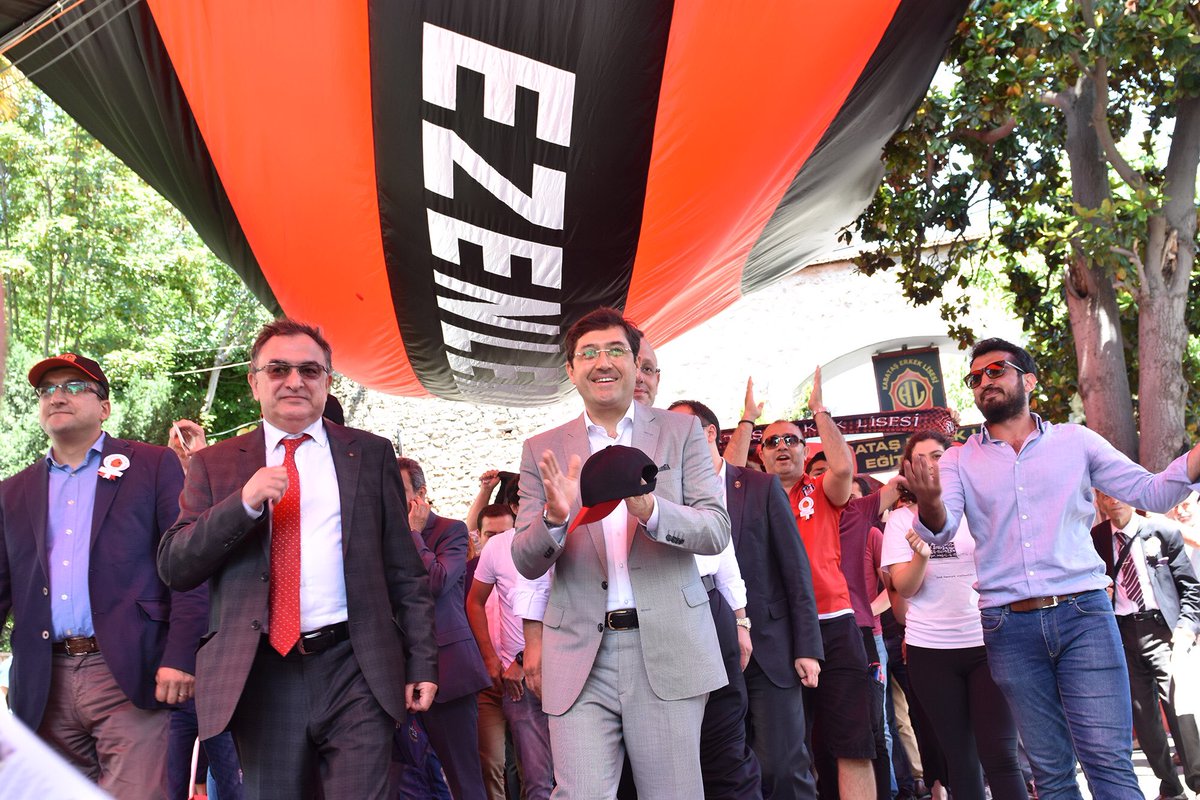 Başkan Hazinedar Kabataşlılar geleneksel yürüyüşünde Çırağan Caddesi'nde