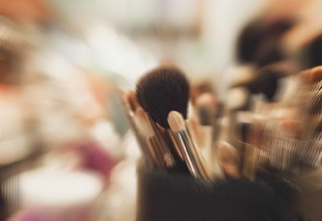 Makyaj fırçalarını haftada bir temizlemek ideal olan. Ve temizlik sürecinde kullanılabilecek birçok ürün var.