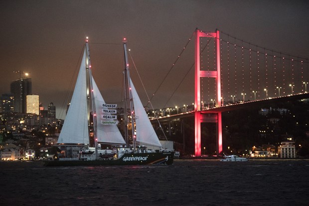 Etkinlik boğazın her iki yakasından ilgiyle izlendi.