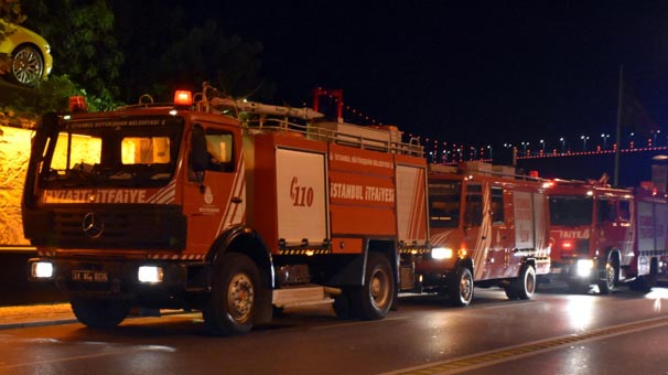 BEŞİKTAŞ’taki ünlü bir gece kulübünde çıkan yangın panik yarattı. Elektrik kablolarından çıktığı belirtilen yangın çalışanlar tarafından söndürülürken, itfaiye ekipleri yaptıkları kontrolün ardından olay yerinden ayrıldı.