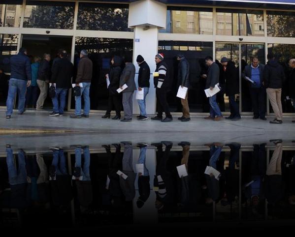 Ödeme sıkıntısı içindeki KOBİ'lere sermaye desteği sağlamak için yeni bir destek programı açan KOSGEB, 50 bin TL'lik kredi faiz desteği uygulamasının başvurularının başladığı ilk günde, Bilim Sanayi ve Teknoloji Bakanlığı KOSGEB Antalya İl Müdürlüğü önünde uzun kuyruklar oluştuğu görüldü. Soğuk havaya aldırmayan kadın erkek yüzlerce kişi 12 ay ödeme yapmadan toplamda 36 ayda geri ödemenin öngörüldüğü 50 bin TL’lik krediye başvuru yapabilmek için birbirleriyle yarıştı.