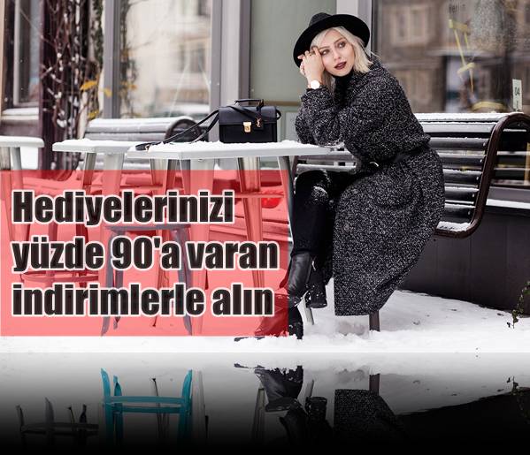 Moda tutkunu kadınlar, yeni yıla girerken kendine ve sevdiklerine şık kıyafetler hediye etmenin keyfini çok iyi bilir. Yeni yılın en önemli ve mutlu günlerinde gardırobunu açıp da, sevdiklerinden gelen bir kıyafeti giymek gibisi yoktur. Şimdi bu klasikleşmiş kutlamayı daha da eğlenceli kılma vakti. 2017’nin hediyeleri artık internetten geliyor. İnternette moda deyince tıklanan ilk adres de elbette ModaCruz oluyor.