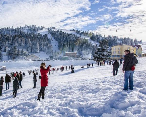 Edinilen bilgiye göre, yaz döneminde ertelenen tatiller ve erken gelen kar kış turizm merkezlerini doldurdu. Yurt içinde doluluk yüzde yüze yaklaşınca tatilciler Balkanlara yöneldi.