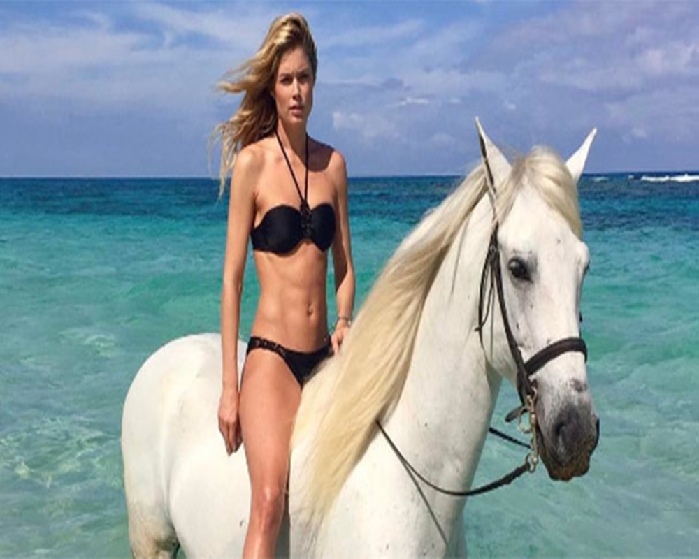 Beyaz atlı Doutzen Kroes