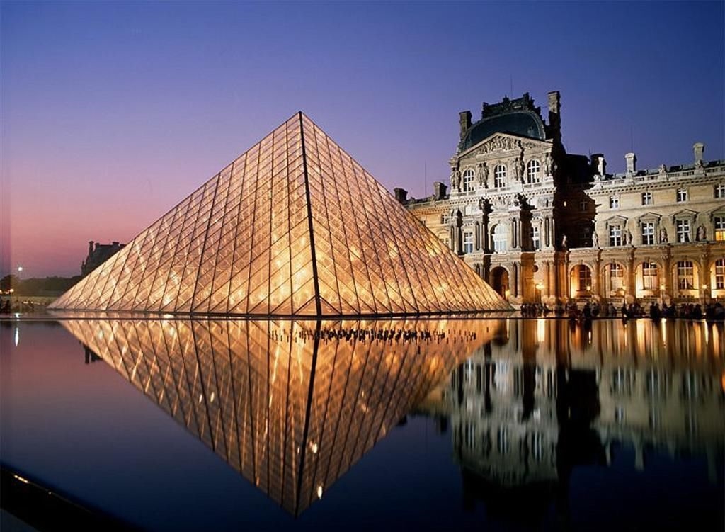 Louvre Müzesi'nde olay!