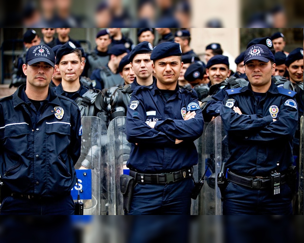 Polise sarılıp ağladı